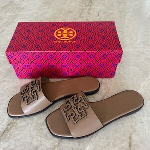 New in Box Tory Burch Ines Slide Sandals - Leather - Almond - size 7.5